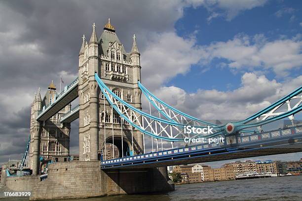 Nubes Oscuras Sobre El Puente De La Torre Londres Foto de stock y más banco de imágenes de Aire libre - Aire libre, Cultura británica, Cultura inglesa