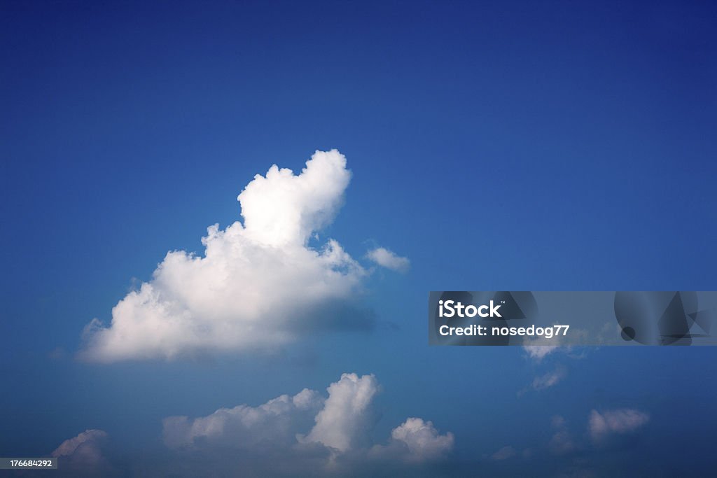 Dramatischer Himmel mit weißen Wolken - Lizenzfrei Bildhintergrund Stock-Foto