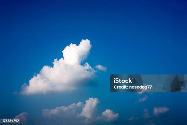 Dramatischer Himmel Mit Weißen Wolken Stockfoto und mehr Bilder von Bildhintergrund - Bildhintergrund, Blau, Fotografie