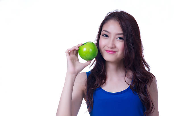 Linda mulher asiática com maçã - foto de acervo
