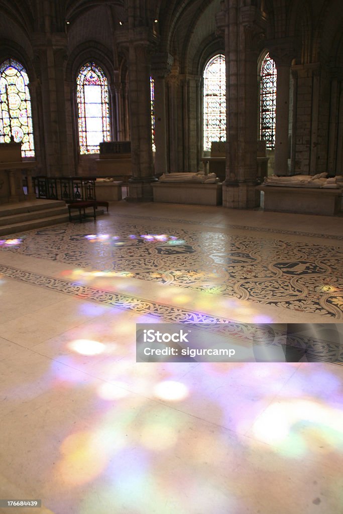 projection de lumière multicolore dans la Basilique de Saint-Denis, en France - Photo de Cathédrale libre de droits