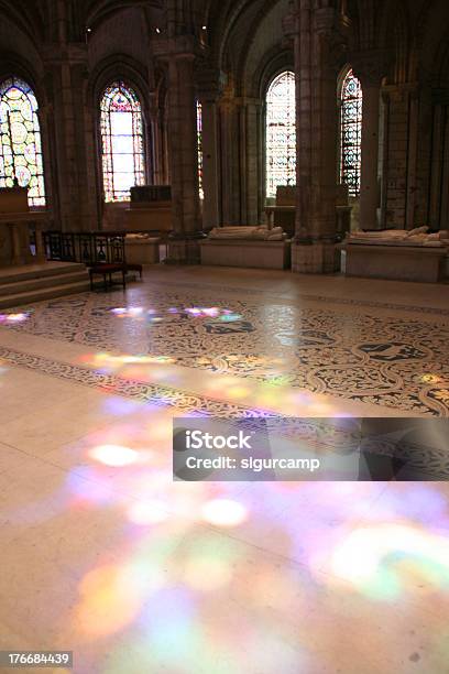 Projeção De Luz Colorido Em Saint Denis Basílica França - Fotografias de stock e mais imagens de Catedral