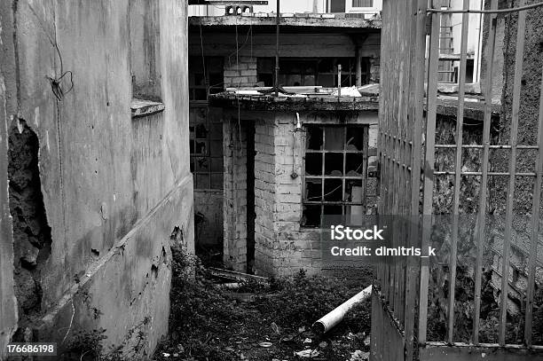 Foto de Rusty Portão Armazém Abandonado e mais fotos de stock de Abandonado - Abandonado, Acabado, Antigo