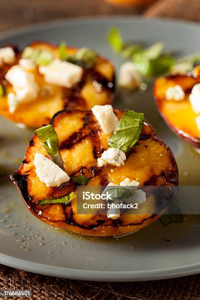 Delizioso Arrosto Peaches Con Formaggio E Basilico - Fotografie stock e altre immagini di Arrosto - Cibo cotto - Arrosto - Cibo cotto, Pesca - Frutta, Aceto