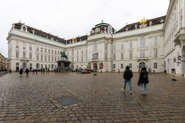 österreichische nationalbibliothek im flügel der neuen burg in der wiener hofburg - palace vienna indoors museum stock-fotos und bilder