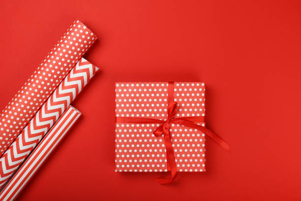 embalando presentes com papel vermelho e branco - christmas paper wrapping paper paper gift - fotografias e filmes do acervo
