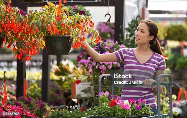 El Jardín Centro De Compras Foto de stock y más banco de imágenes de Adulto - Adulto, Agricultura, Carrito de la compra