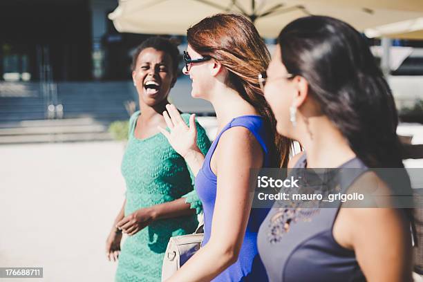 Drei Junge Frauen Die Spaß In Der Stadt Stockfoto und mehr Bilder von 18-19 Jahre - 18-19 Jahre, 20-24 Jahre, Afrikanischer Abstammung