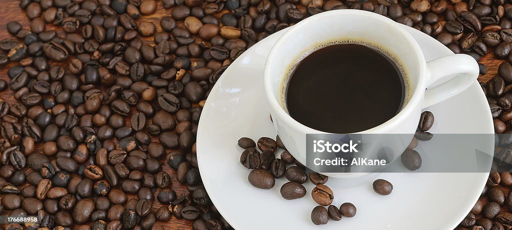 Tazza di caffè circondato da chicchi - Foto stock royalty-free di Arrosto - Cibo cotto