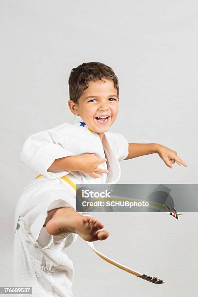 Chłopiec Karate Kick - zdjęcia stockowe i więcej obrazów Chłopcy - Chłopcy, Karate, Dziecko