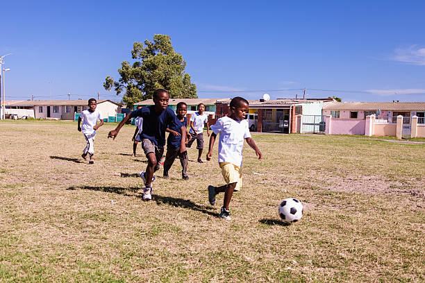 футбольный матч в township, gugulethu, кейптаун, южная африка - africa south africa child african culture стоковые фото и изображения