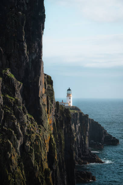 latarnia morska neist point na wyspie skye, szkocja, wielka brytania. pionowy strzał z drona - landscape scotland scottish culture isle of skye zdjęcia i obrazy z banku zdjęć