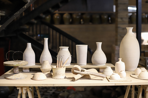 Hand-drawn embryonic works and hand-kneaded pottery works.