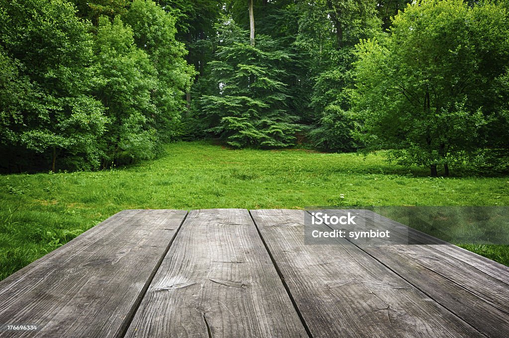 Holztisch mit grüner Natur Hintergrund - Lizenzfrei Tisch Stock-Foto