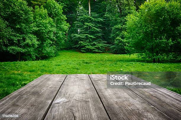 Holztisch Mit Grüner Natur Hintergrund Stockfoto und mehr Bilder von Tisch - Tisch, Hausgarten, Nahaufnahme