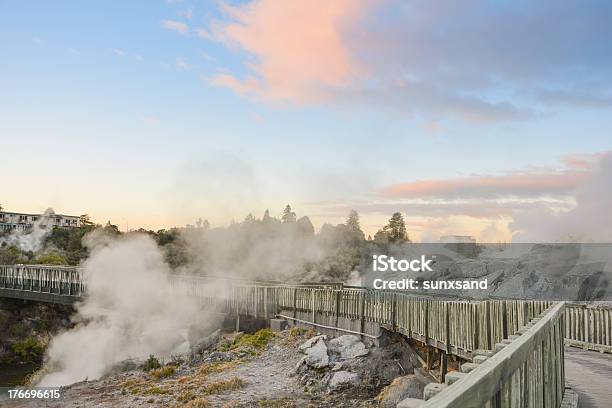 Die Pohutu Geyser In Neuseeland Stockfoto und mehr Bilder von Abgas - Abgas, Blasen, Blau