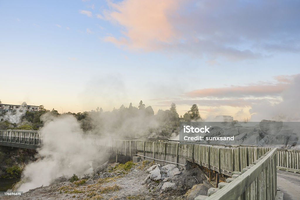 The Pohutu Гейзер в Новой Зеландии - Стоковые фото Fumarole роялти-фри