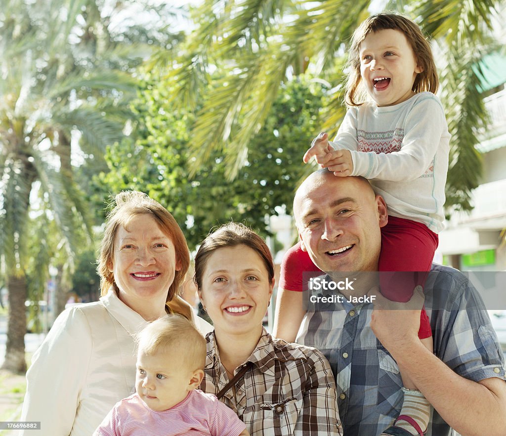 Heureux parents avec enfants et grand-mère - Photo de Bébé libre de droits