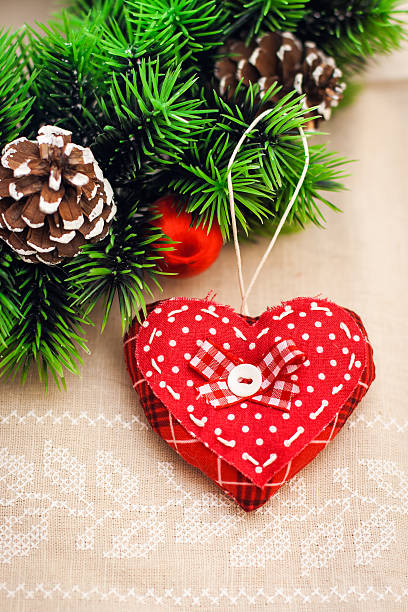 handgemachte herzen für weihnachtsdekoration - heart shape textile button hanging stock-fotos und bilder