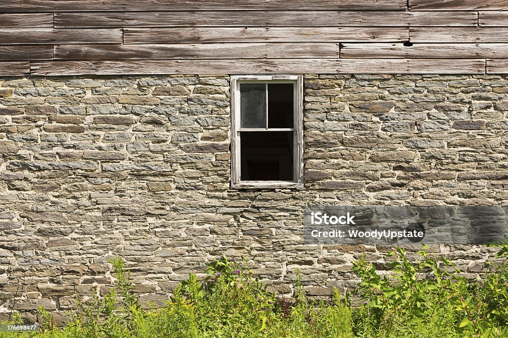 Gray Barn ventana - Foto de stock de Agricultura libre de derechos