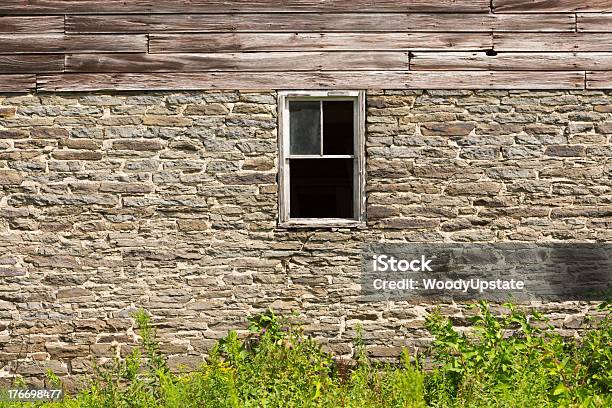 Gray Barn Ventana Foto de stock y más banco de imágenes de Agricultura - Agricultura, Aire libre, Arquitectura