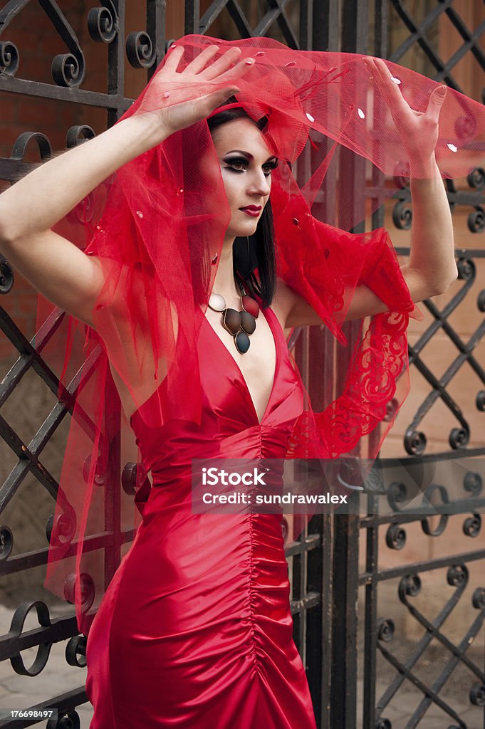 Bellissima giovane donna in un Vestito rosso - Foto stock royalty-free di Abbigliamento