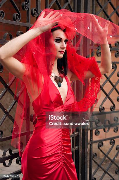 Bellissima Giovane Donna In Un Vestito Rosso - Fotografie stock e altre immagini di Abbigliamento - Abbigliamento, Adulto, Ambientazione esterna