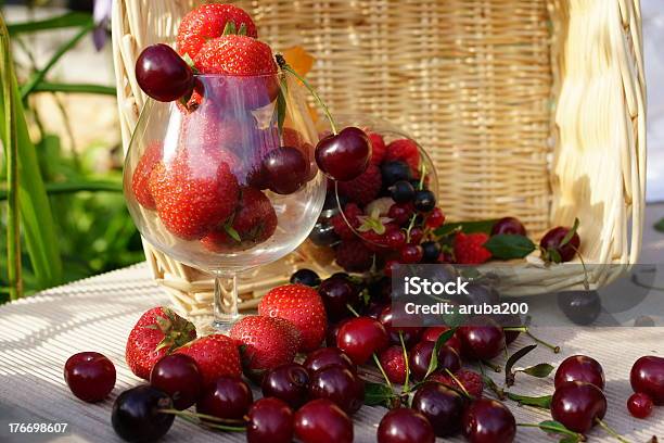 Delicioso Bagas De Verão Cereja E Framboesa E Morango Uva De Corinto - Fotografias de stock e mais imagens de Alimentação Saudável