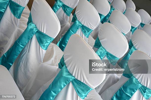 Weiße Hochzeitstühle Stockfoto und mehr Bilder von Band - Band, Blau, Dekoration