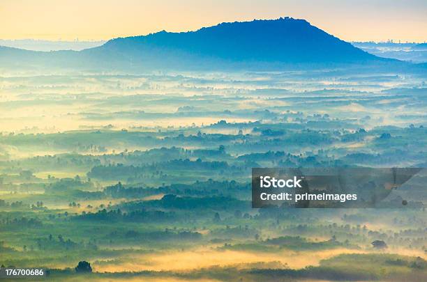 Belo Nascer Do Sol Montanhas Em Dia Nublado - Fotografias de stock e mais imagens de Acidente Natural - Acidente Natural, Admirar a Vista, Ajardinado