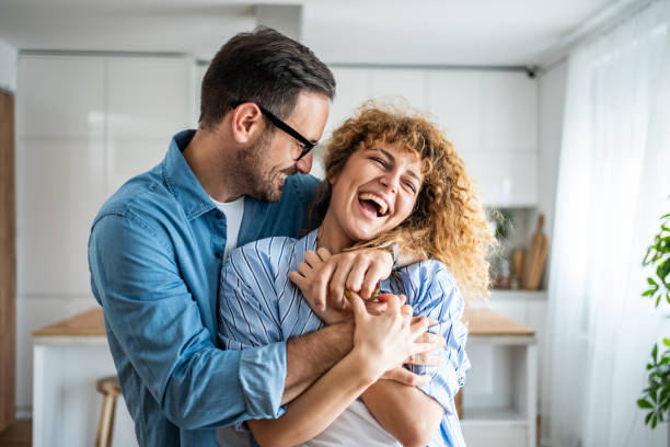 une merveilleuse scène d’amour et de bonheur entre un couple amoureux profitant de leur nouvel appartement - valentines day romance boyfriend vertical photos et images de collection