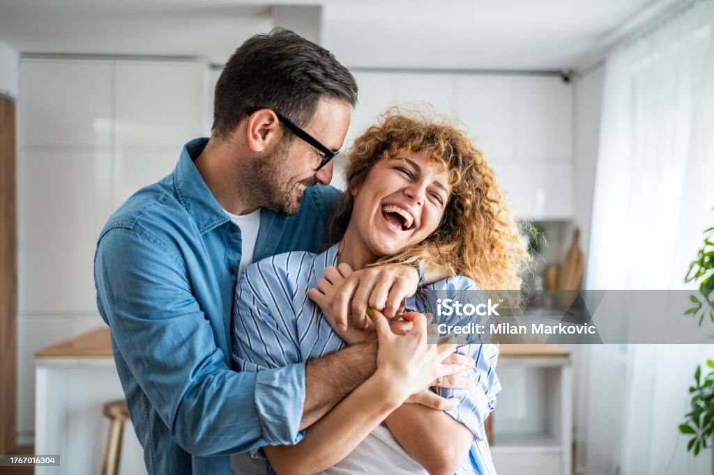 A szerelem és a boldogság csodálatos jelenete egy szerelmes pár között, akik élvezik új lakásukat - Jogdíjmentes Párkapcsolat témájú stock fotó A szerelem és a boldogság csodálatos jelenete egy szerelmes pár között, akik élvezik új lakásukat - Jogdíjmentes Párkapcsolat témájú stock fotó