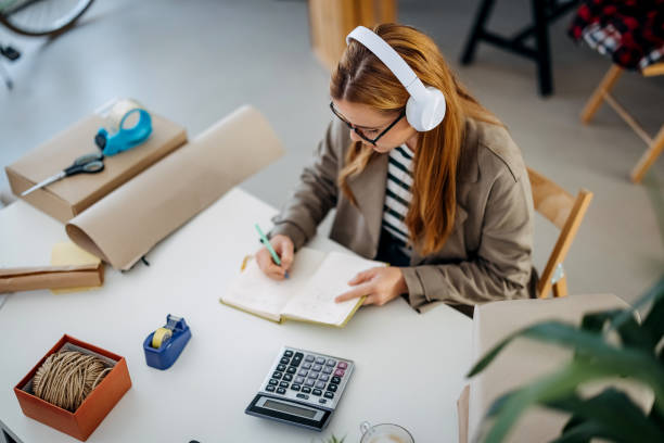 istock Woman writes down the order 1767020181