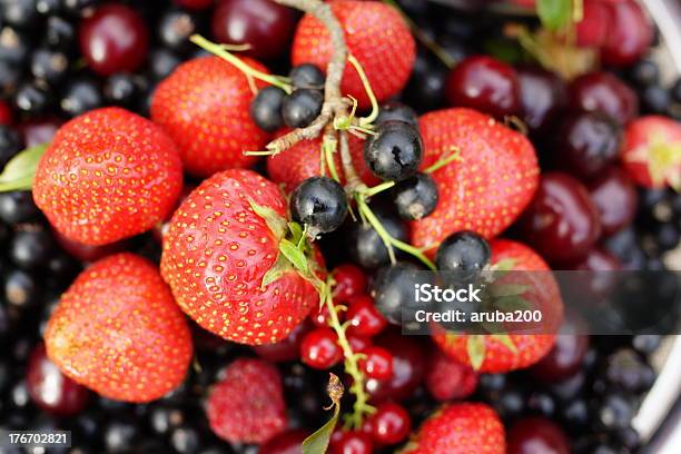 Delicioso Bagas De Verão Cereja E Framboesa E Morango Uva De Corinto - Fotografias de stock e mais imagens de Alimentação Saudável