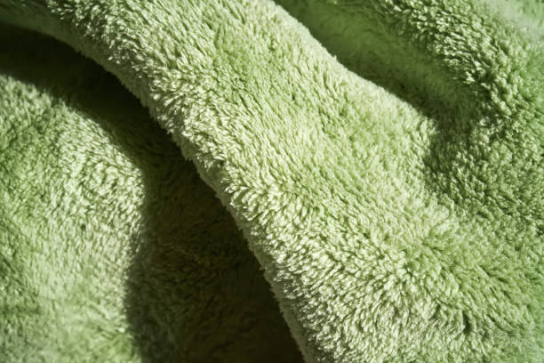 la trama del morbido e delicato tessuto felpato di colore verde. - domestic kitchen towel dish cloth rag foto e immagini stock