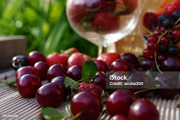 Deliziosi Bacche Estate Ciliegia Fragola Lampone Ribes - Fotografie stock e altre immagini di Alchol