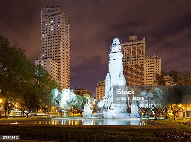 Foto de Monumento De Cervantes Em Madri Praça De Espanha e mais fotos de stock de Arquitetura - Arquitetura, Arranha-céu, Capitais internacionais