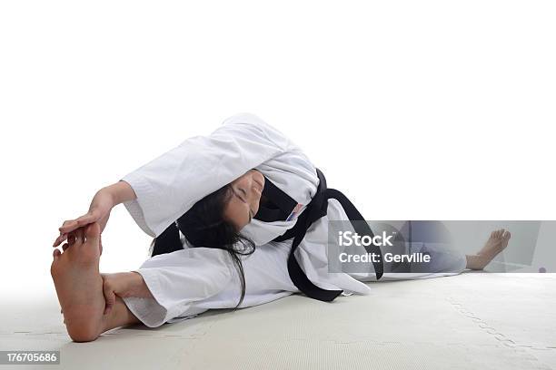 Fioccoin Anticipato - Fotografie stock e altre immagini di Fare lo stretching - Fare lo stretching, Tae Kwon Do, Adulto