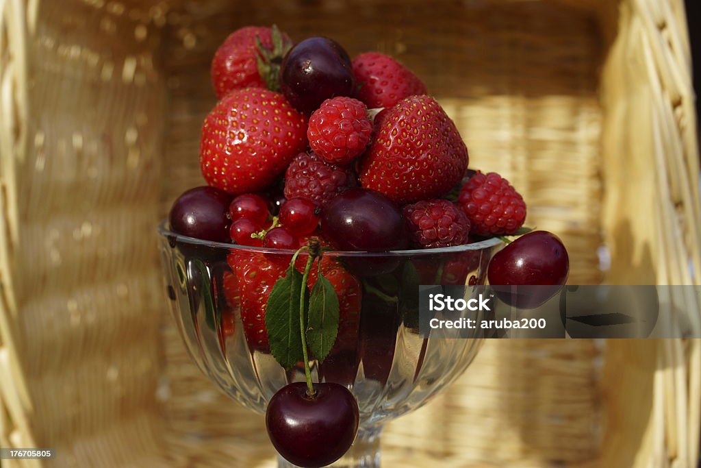 맛있었어요 여름 베리류: 체리, 딸기, 라즈베리, 까치밥나무 열매류 - 로열티 프리 0명 스톡 사진