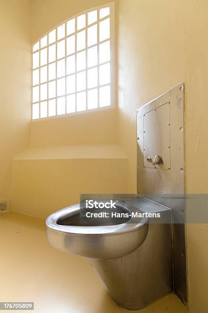 화장실 프리즌 격리 셀 교도소에 대한 스톡 사진 및 기타 이미지 - 교도소, 화장실-가정용 시설, 0명