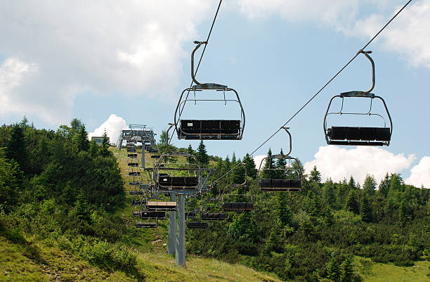 un ascensor de esquí de monte zoncolan en verano - out of season fotografías e imágenes de stock