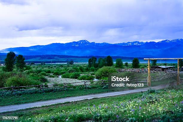 Photo libre de droit de Paysage Avant Laube Sur La Parade Rest Ranch Dans Le Montana banque d'images et plus d'images libres de droit de Big Sky
