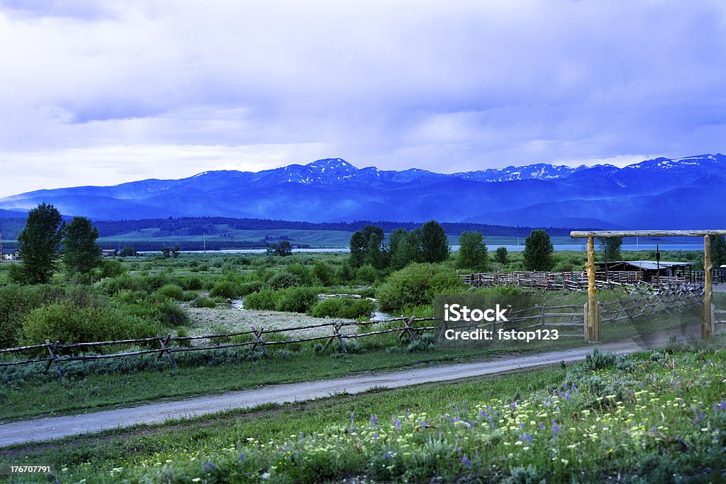 Horizontal: Antes do amanhecer no Desfile Fazenda de banho, Montana. - Royalty-free Big Sky Foto de stock