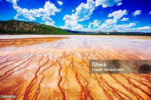 Yellowstone Wielki Graniastosłupowy Skok - zdjęcia stockowe i więcej obrazów Bakteria - Bakteria, Bez ludzi, Chmura