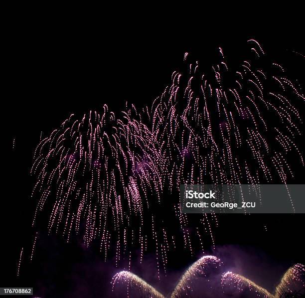 Feuerwerk Stockfoto und mehr Bilder von Beleuchtet - Beleuchtet, Bildhintergrund, Bunt - Farbton