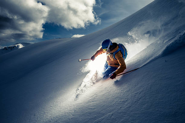 descente ski - skiing sports helmet powder snow ski goggles photos et images de collection