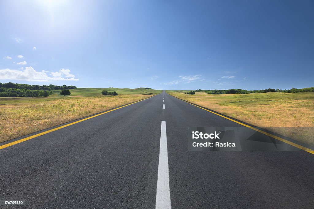 Conducción en carretera vacía en un día soleado - Foto de stock de Abierto libre de derechos