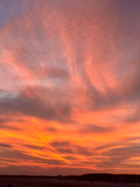 feuriger sonnenuntergangsstrand - sunset beach sky heat stock-fotos und bilder