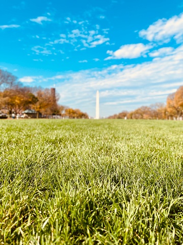 Washington monument bij de mall in het centrum van Washington DC op een zonnige dag in oktober 2023