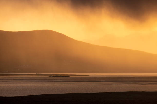 jasnopomarańczowy zachód słońca nad lough carrowmore, hrabstwo mayo, irlandia - carrowmore zdjęcia i obrazy z banku zdjęć